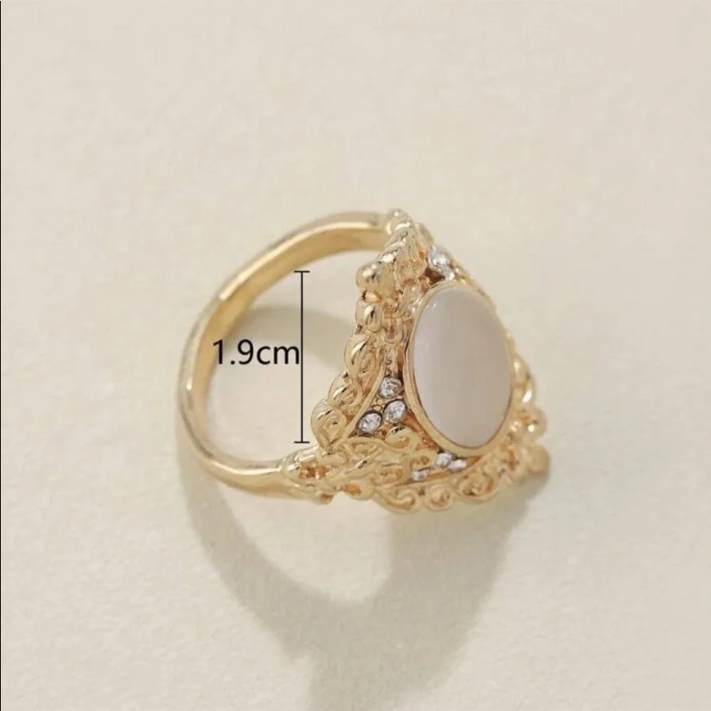 Elegant Gold Antique Vintaged Gem Stone Ring